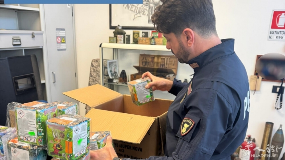 VENDE FUOCHI D’ARTIFICIO SENZA AVERE LICENZA. SCOPERTO E DENUNCIATO DALLA POLIZ.jpg VENDE FUOCHI D’ARTIFICIO SENZA AVERE LICENZA. SCOPERTO E DENUNCIATO DALLA POLIZ.jpg
