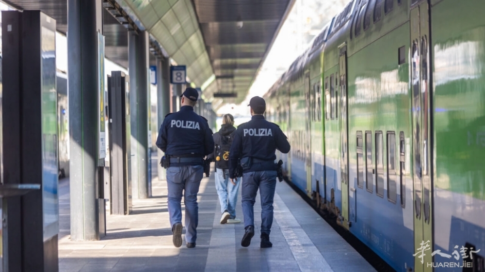 在前往马尔彭萨机场的火车上偷窃华人旅客行李，被抓获 