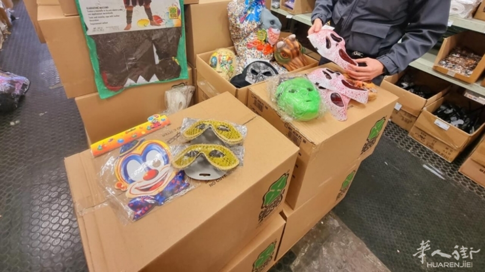 Maschere di Carnevale sequestrate in  via dell'Omo.jpg