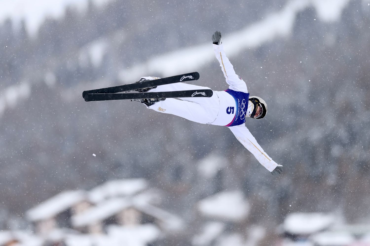 搏来并肩的光——王心迪的“一跳封王”与“同心传奇”